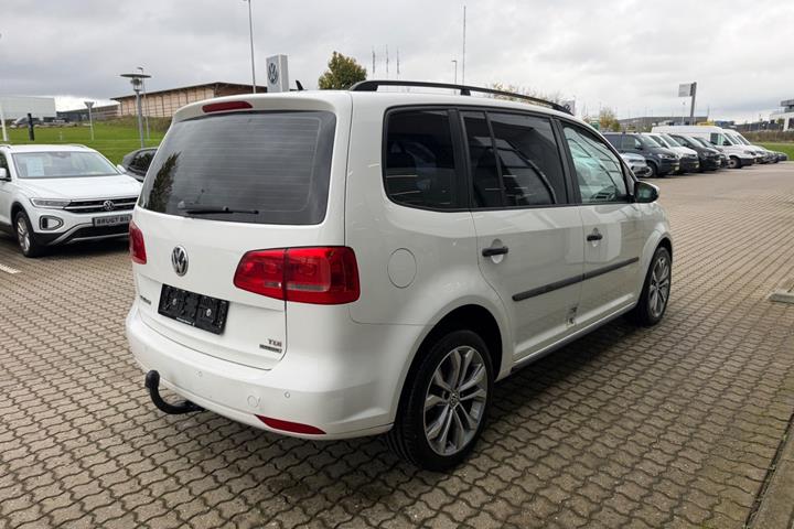 Hvid VW Touran fra 2013
