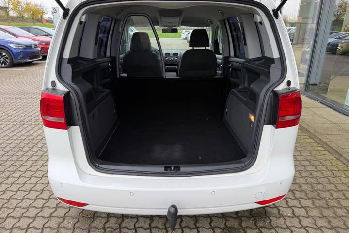 Hvid VW Touran fra 2013