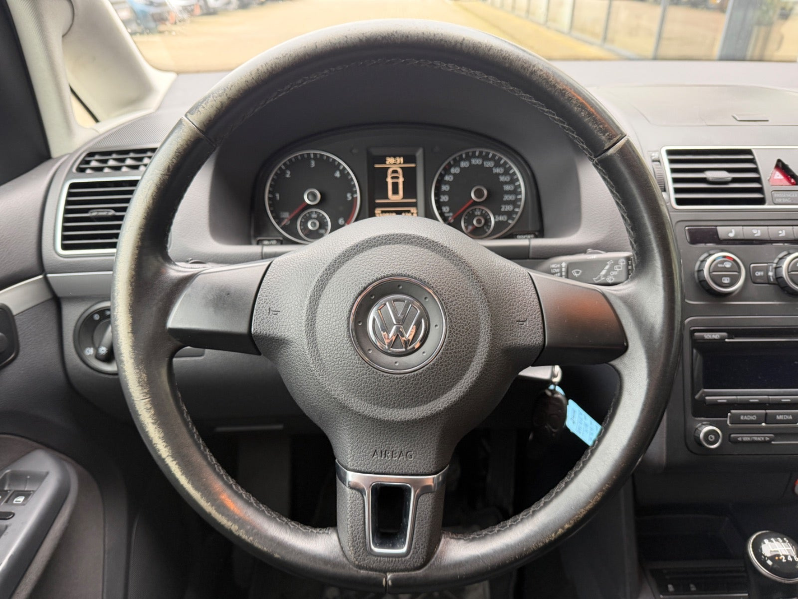 Hvid VW Touran fra 2013