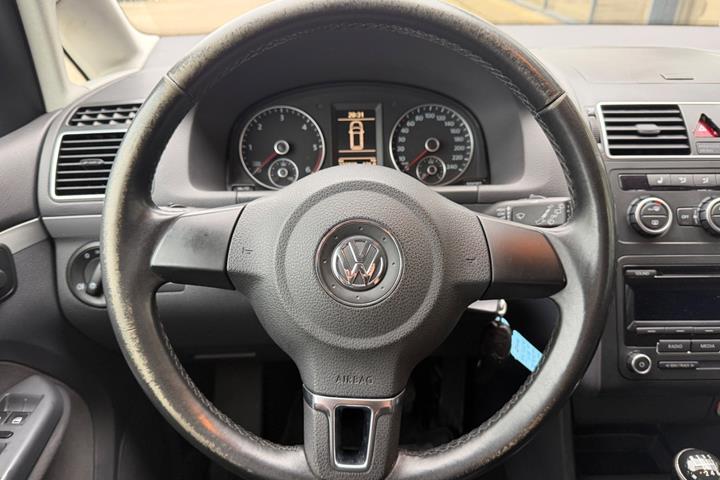 Hvid VW Touran fra 2013