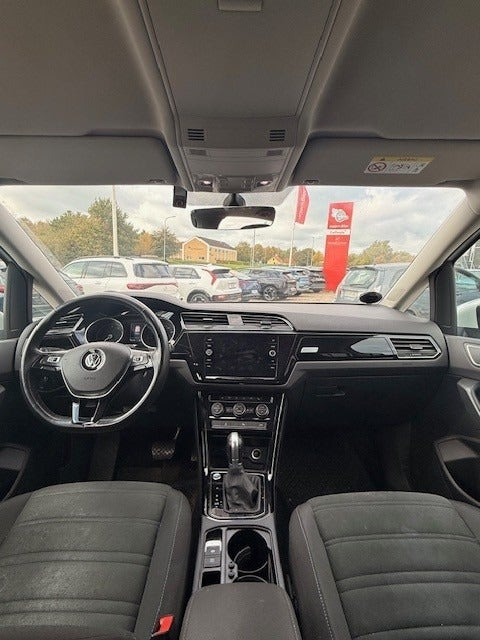 Hvid VW Touran fra 2018