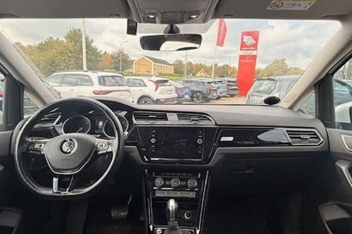 Hvid VW Touran fra 2018