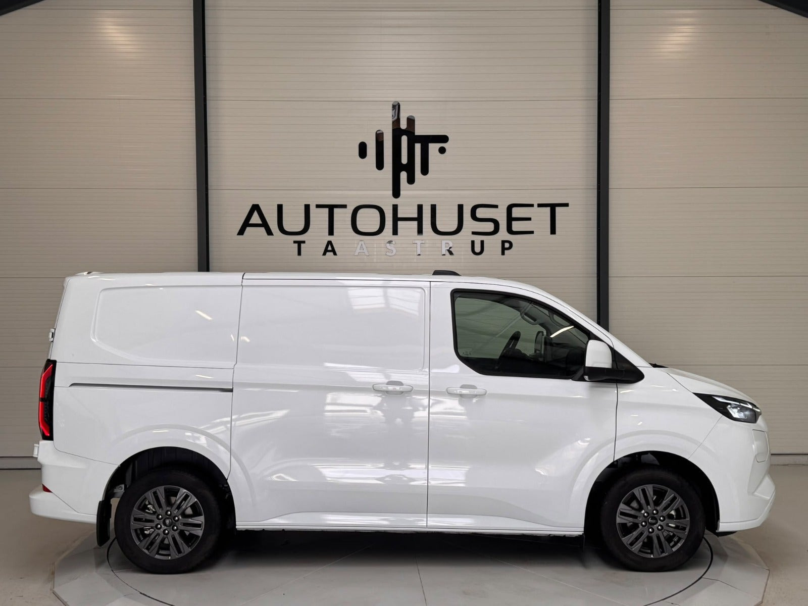 Hvid Ford E-Transit Custom 320 L1 fra 2026