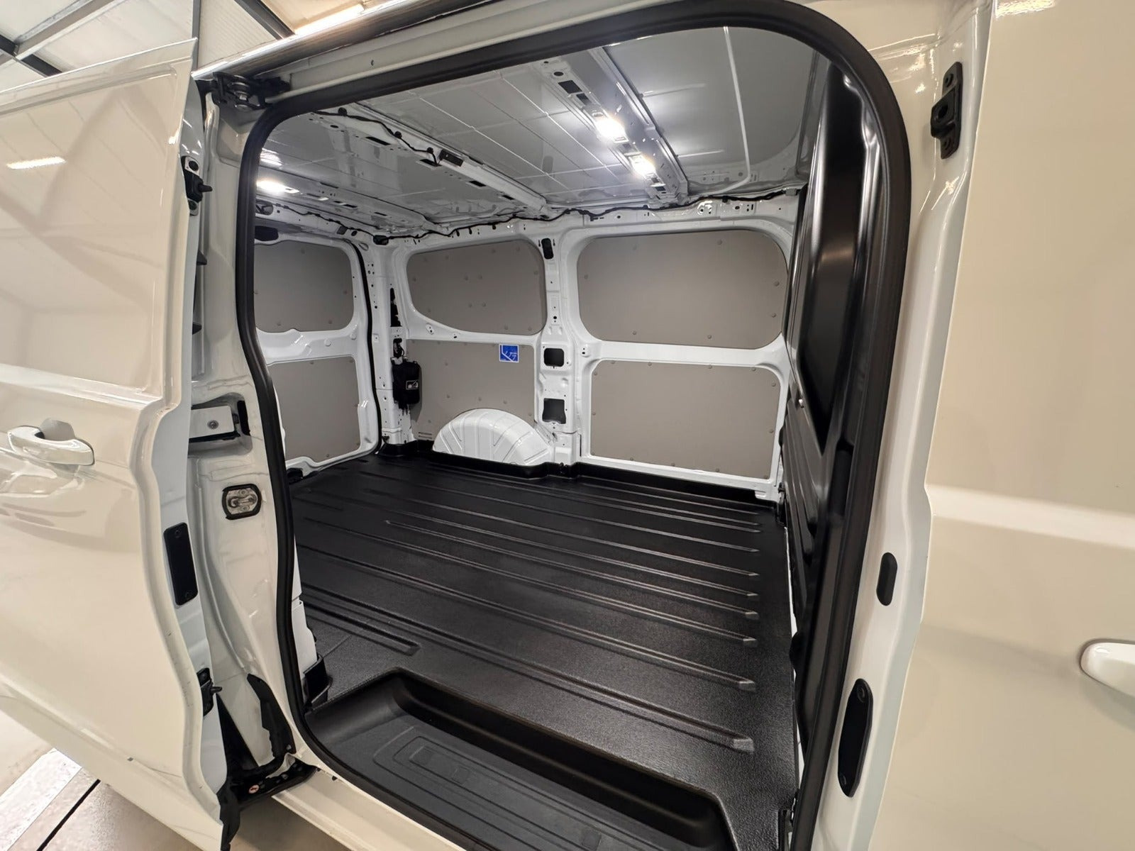 Hvid Ford E-Transit Custom 320 L1 fra 2026