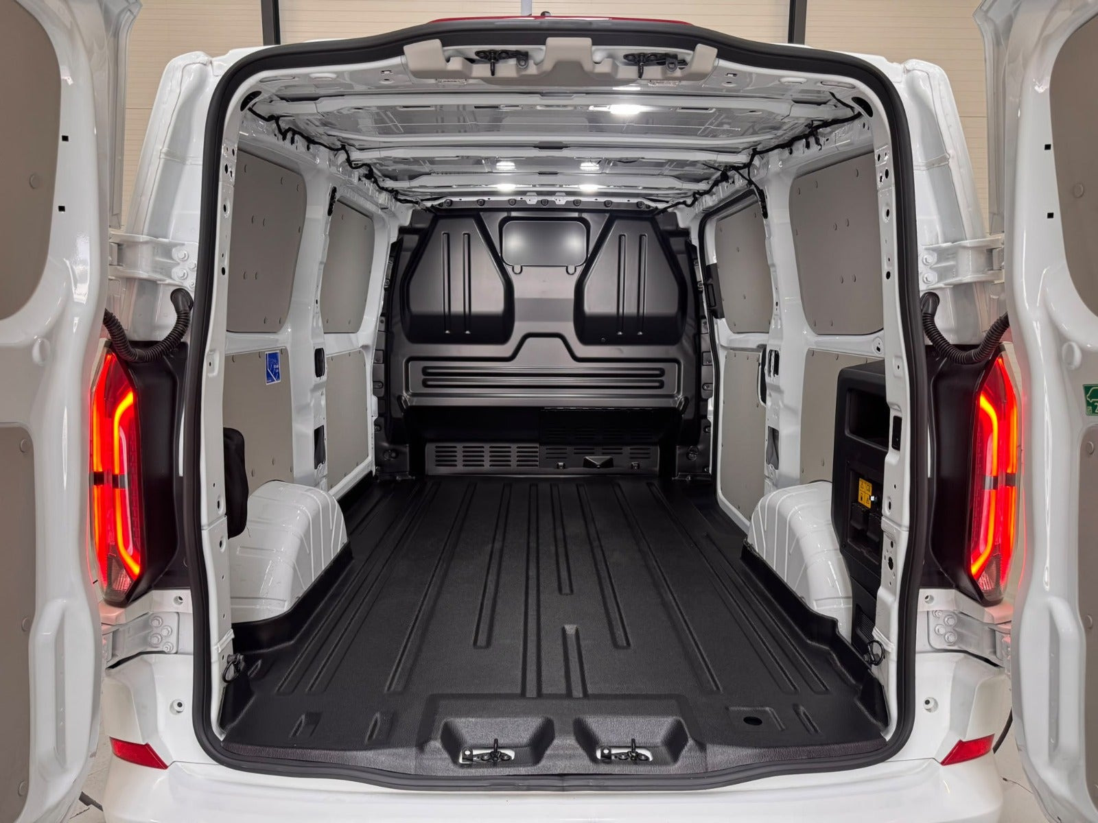 Hvid Ford E-Transit Custom 320 L1 fra 2026