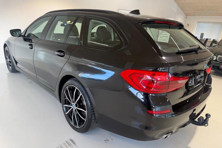 Grå BMW 520d fra 2019