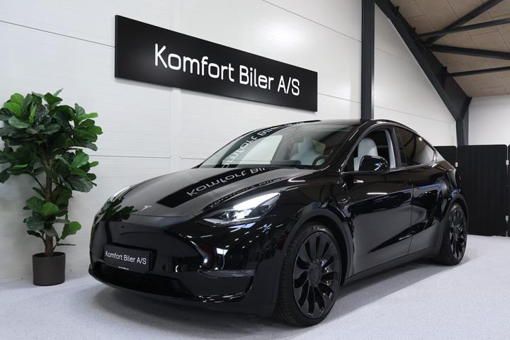 Sort Tesla Model Y fra 2023