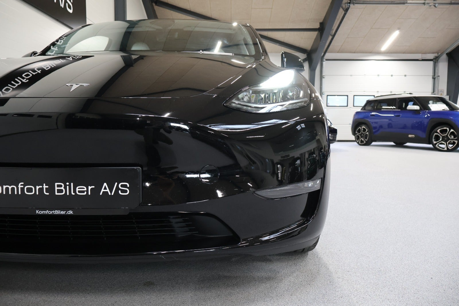 Sort Tesla Model Y fra 2023