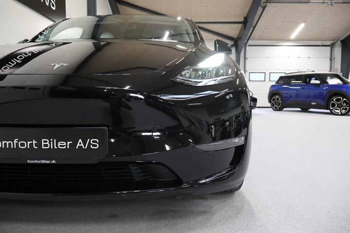 Sort Tesla Model Y fra 2023