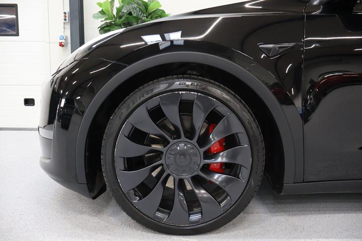 Sort Tesla Model Y fra 2023
