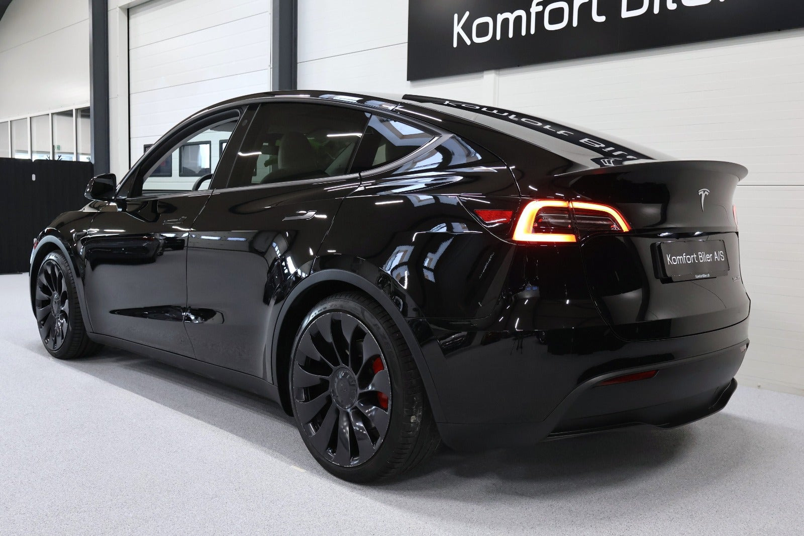 Sort Tesla Model Y fra 2023