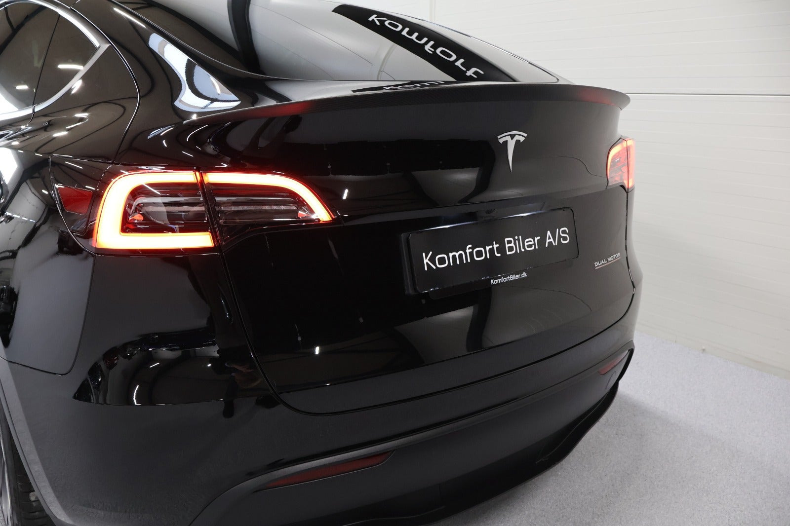 Sort Tesla Model Y fra 2023