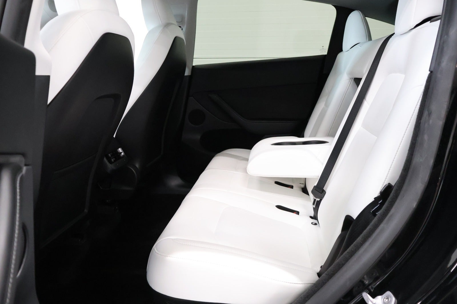 Sort Tesla Model Y fra 2023