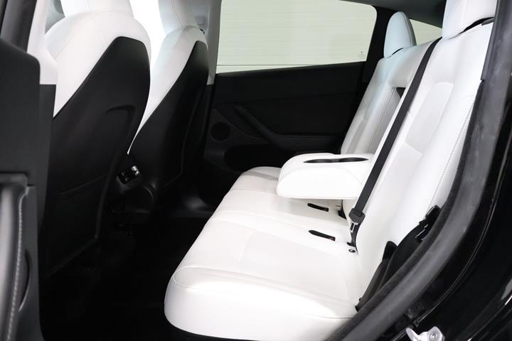 Sort Tesla Model Y fra 2023
