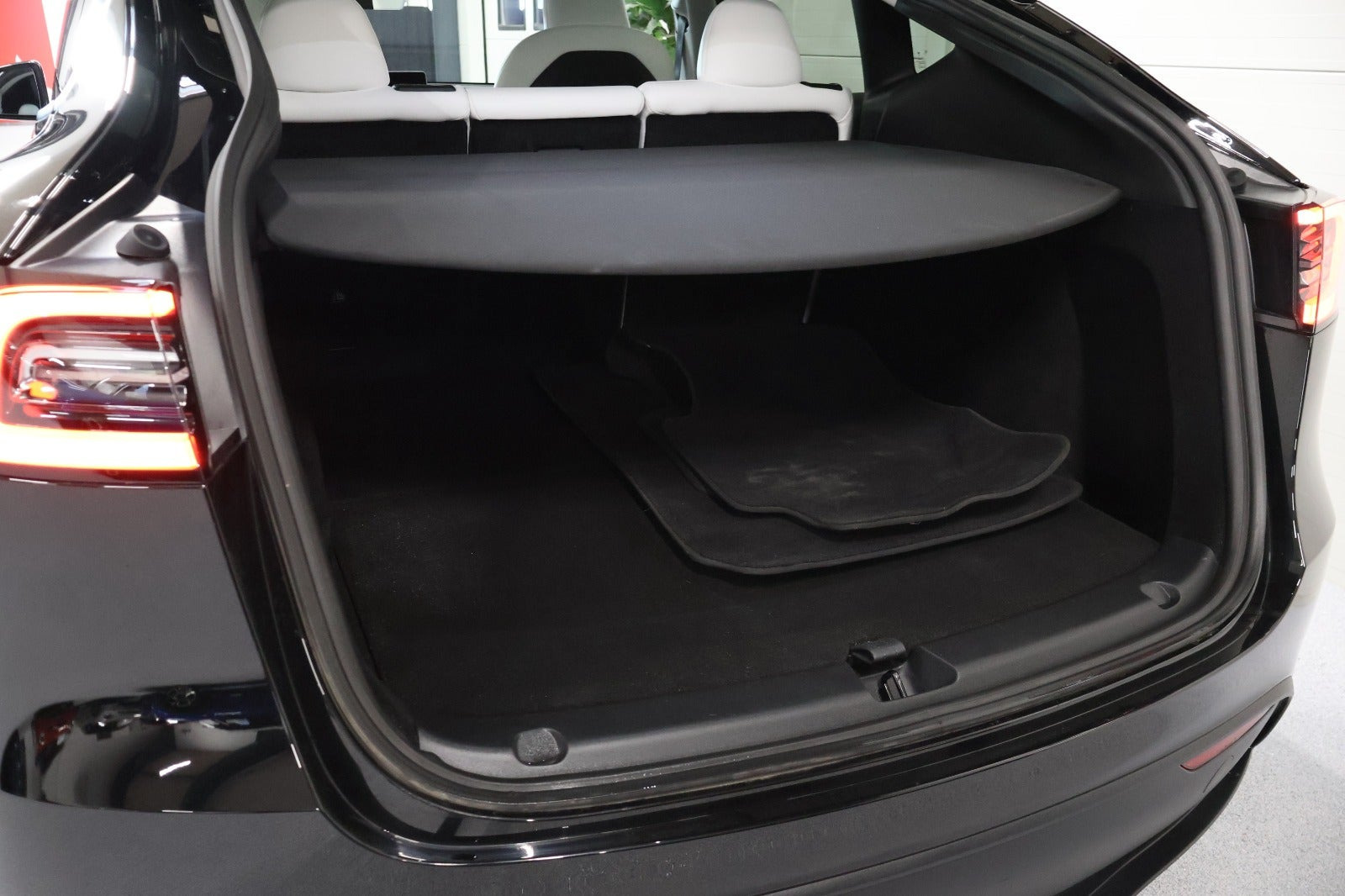 Sort Tesla Model Y fra 2023