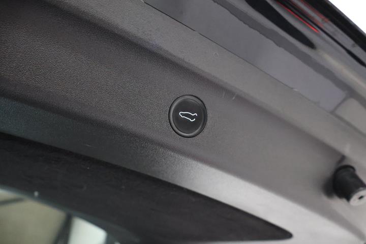 Sort Tesla Model Y fra 2023