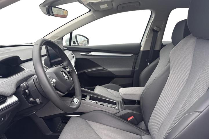 Beige Skoda Enyaq fra 2025