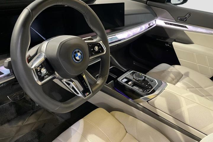 Blå BMW i7 fra 2023