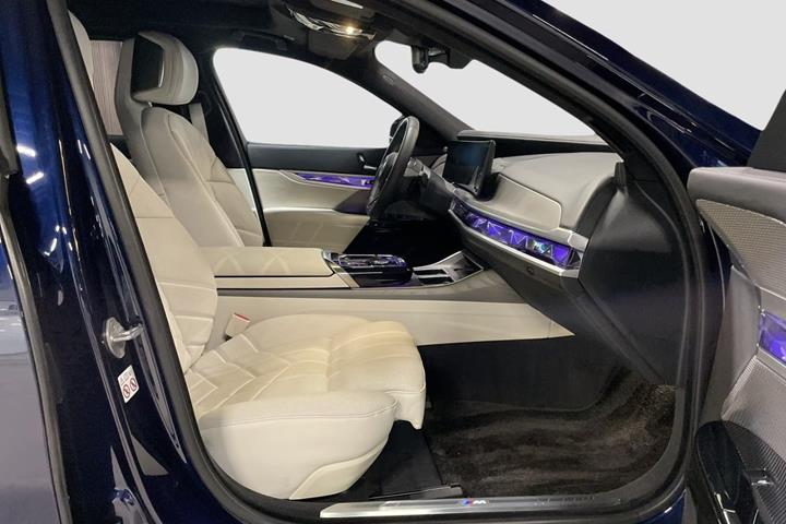 Blå BMW i7 fra 2023