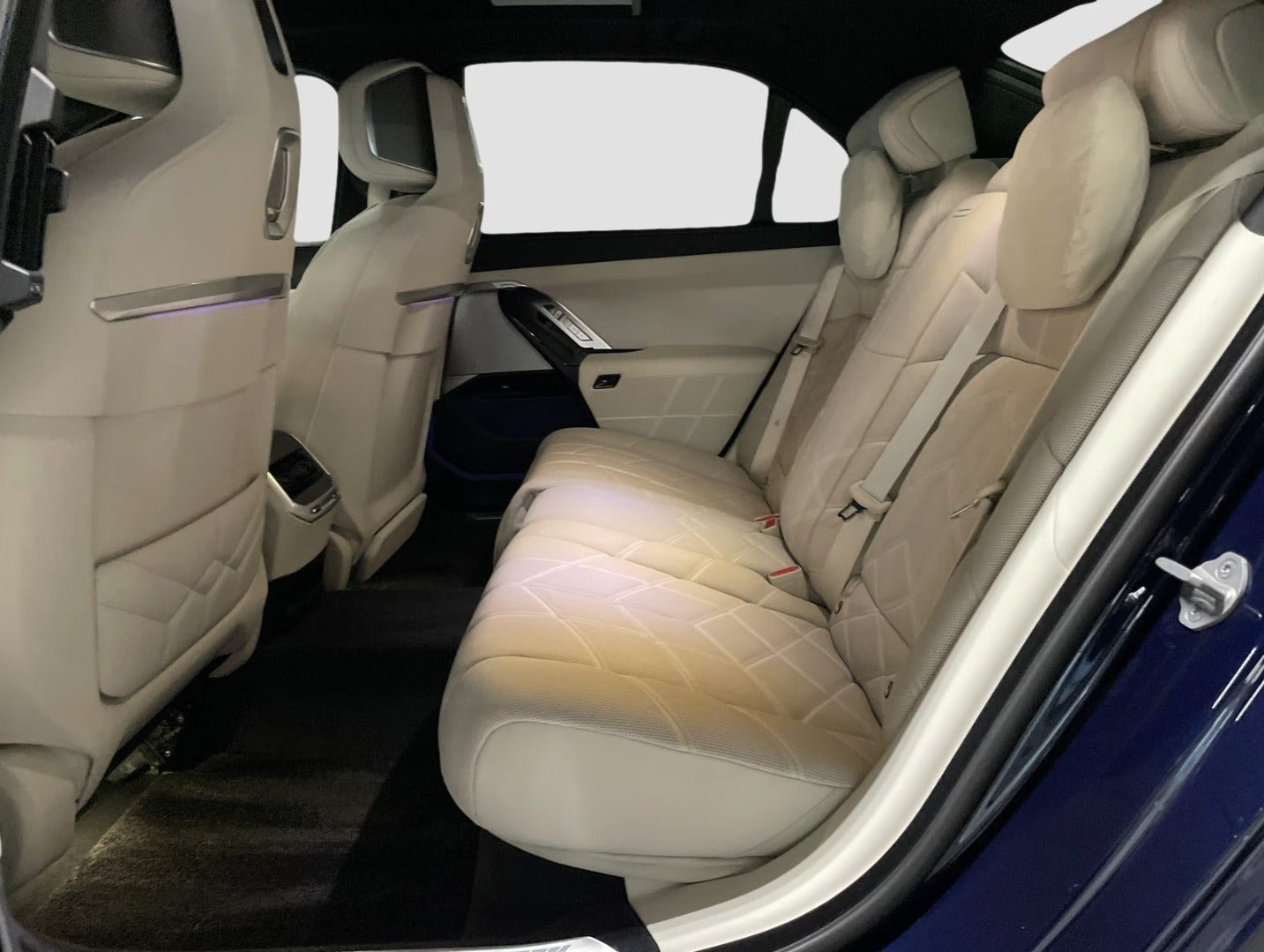 Blå BMW i7 fra 2023