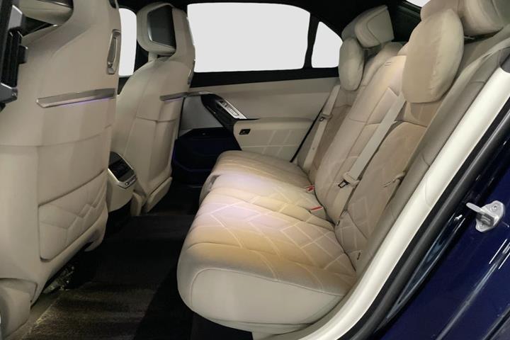 Blå BMW i7 fra 2023