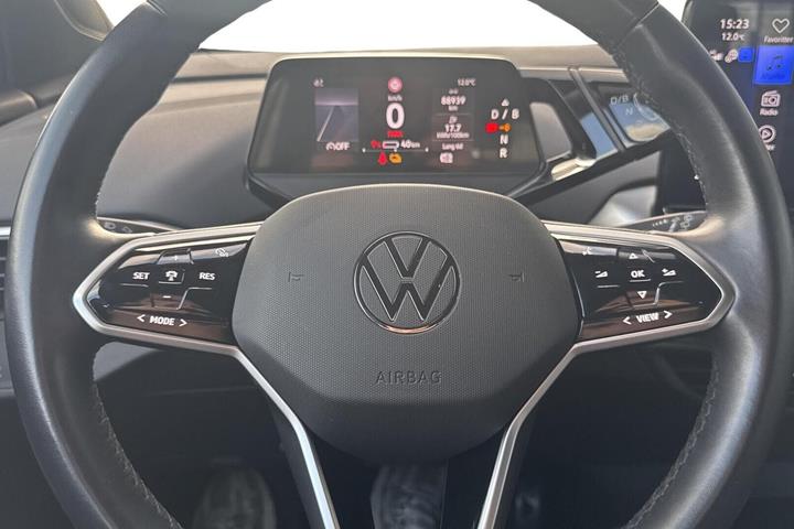 Blå VW ID.4 fra 2023