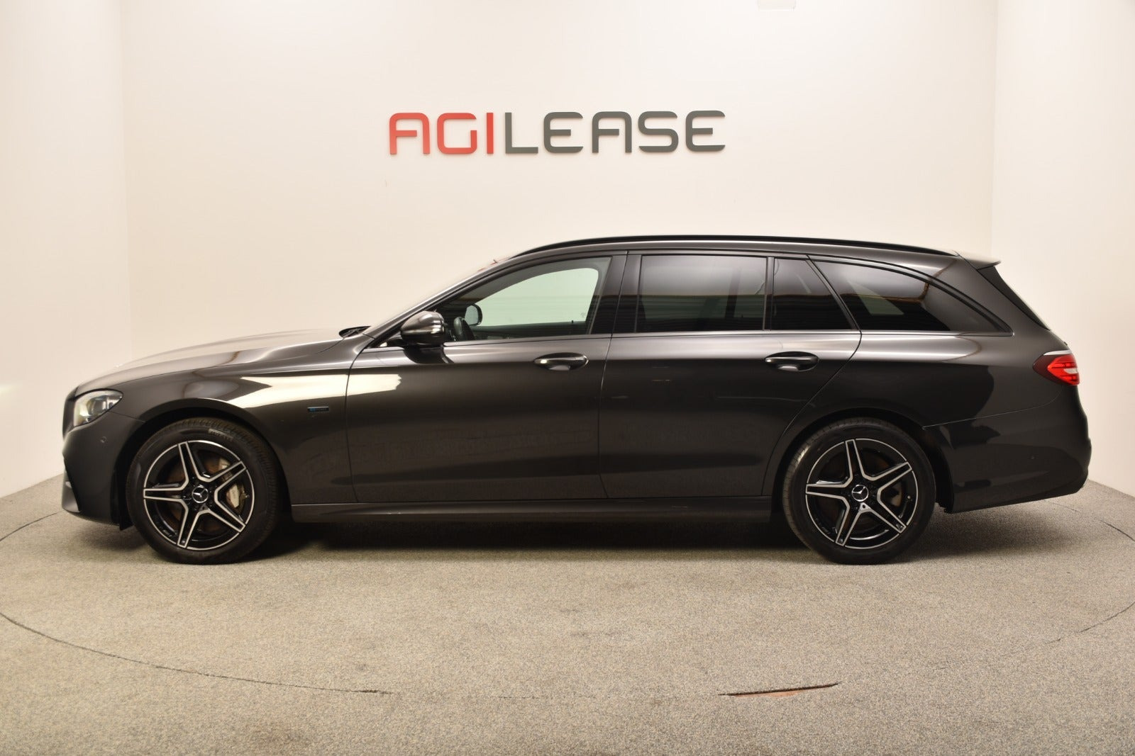 Grå Mercedes E300 de fra 2021