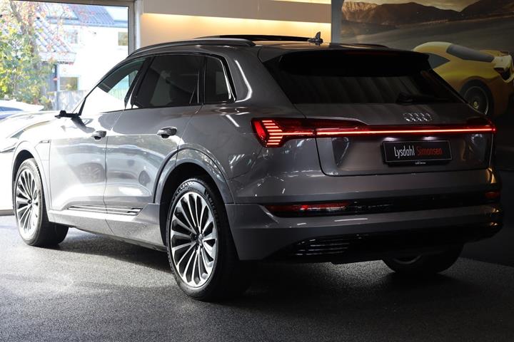 Grå Audi e-tron fra 2019
