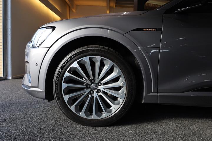 Grå Audi e-tron fra 2019