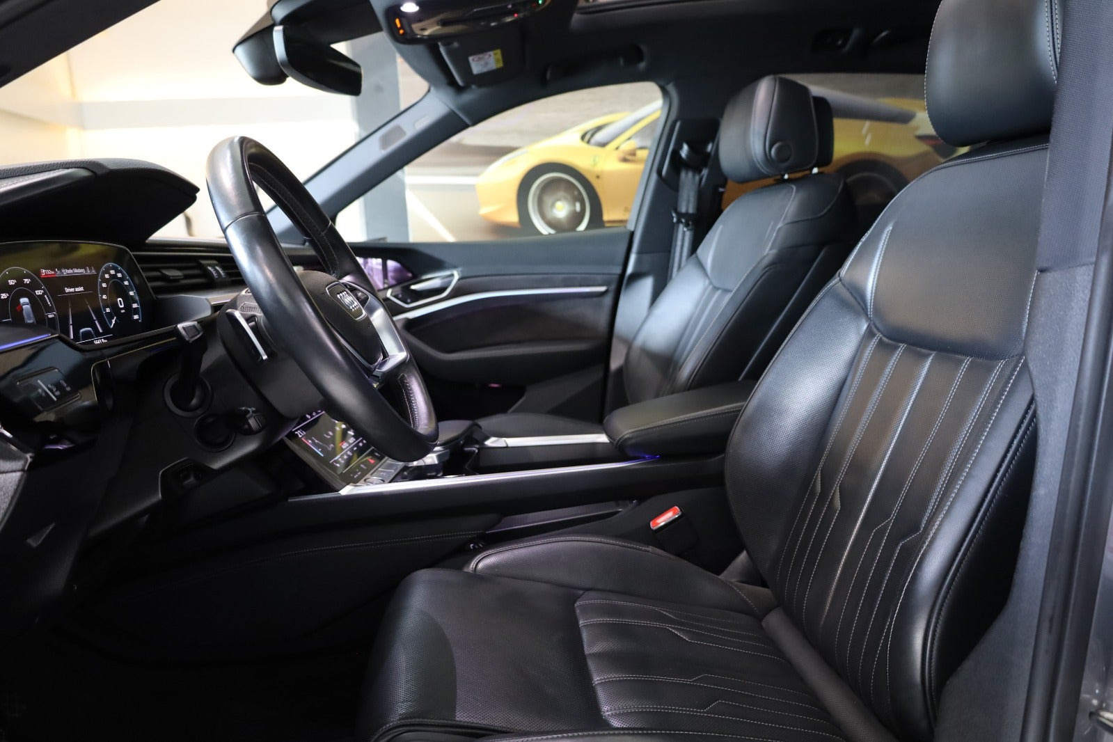 Grå Audi e-tron fra 2019