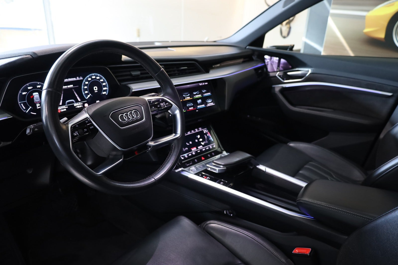 Grå Audi e-tron fra 2019