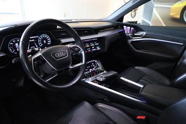 Grå Audi e-tron fra 2019