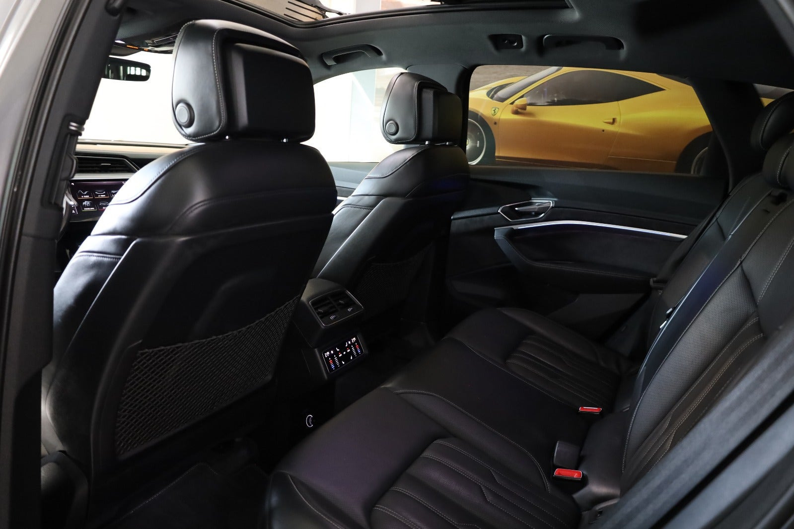 Grå Audi e-tron fra 2019
