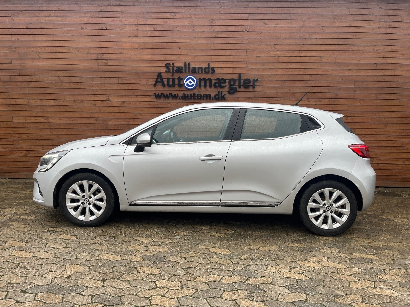 Sølv Renault Clio V fra 2022