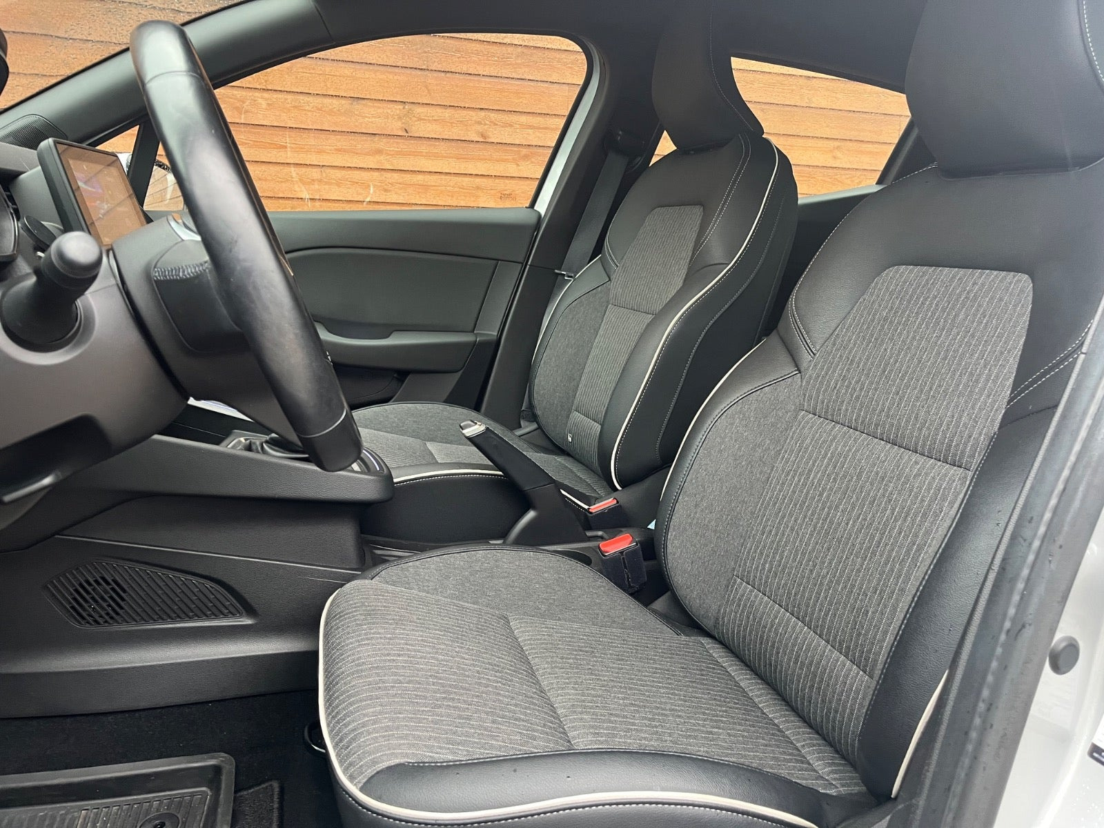 Sølv Renault Clio V fra 2022