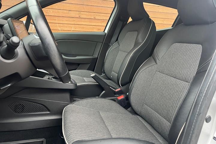 Sølv Renault Clio V fra 2022