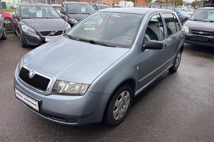 Blå Skoda Fabia fra 2003