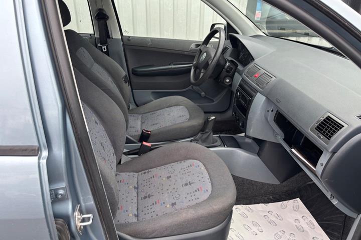 Blå Skoda Fabia fra 2003