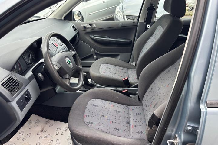 Blå Skoda Fabia fra 2003