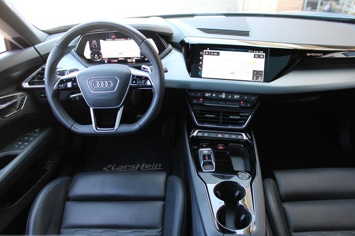 Grå Audi e-tron GT fra 2023