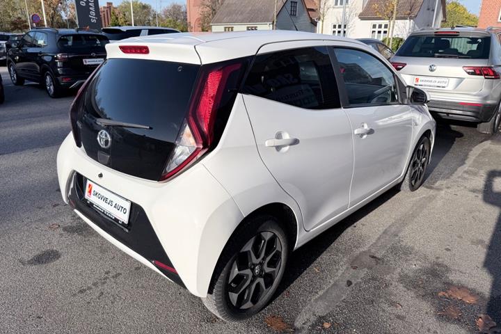 Hvid Toyota Aygo fra 2021