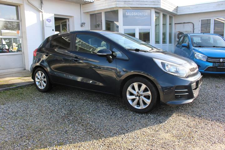 Blå Kia Rio fra 2015
