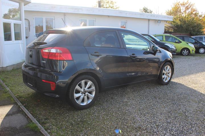 Blå Kia Rio fra 2015