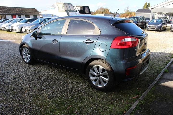 Blå Kia Rio fra 2015