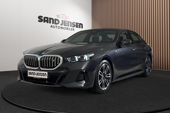 Grå BMW i5 fra 2024