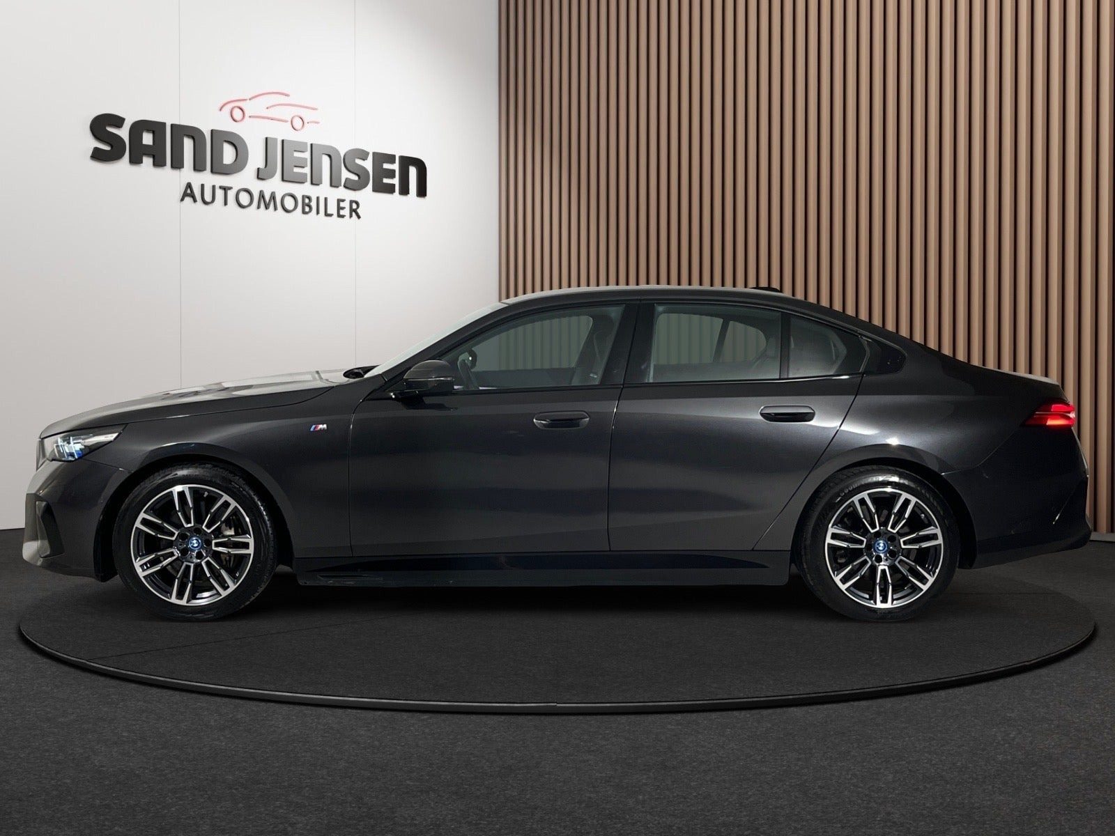 Grå BMW i5 fra 2024