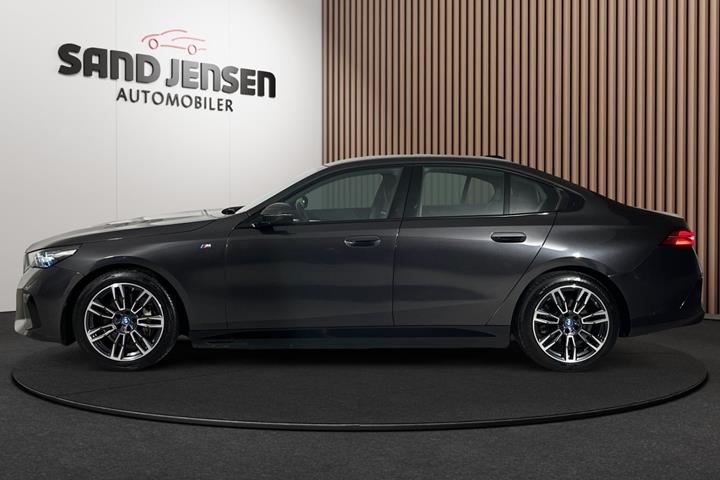 Grå BMW i5 fra 2024