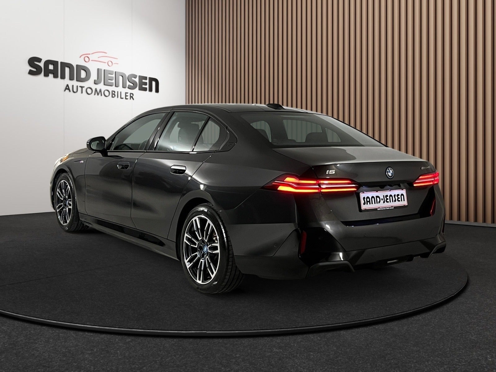 Grå BMW i5 fra 2024