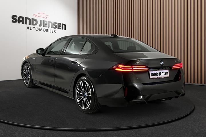 Grå BMW i5 fra 2024