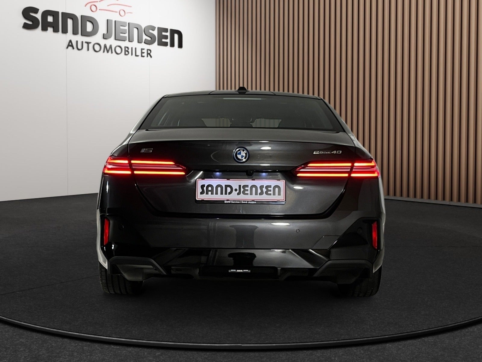 Grå BMW i5 fra 2024
